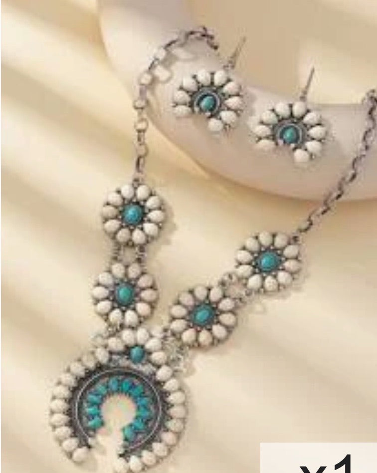 Vintage Bohemian Turquoise Horseshoe Shape Rib Necklace with Matching Earrings