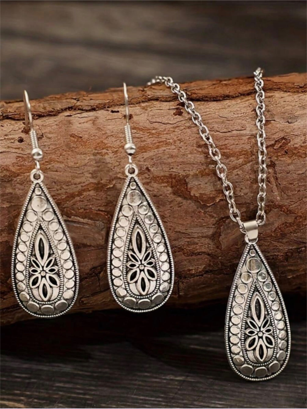 Water Drop Style Flower Carved Necklace and Earring Set