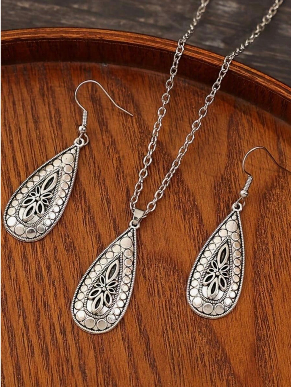 Water Drop Style Flower Carved Necklace and Earring Set