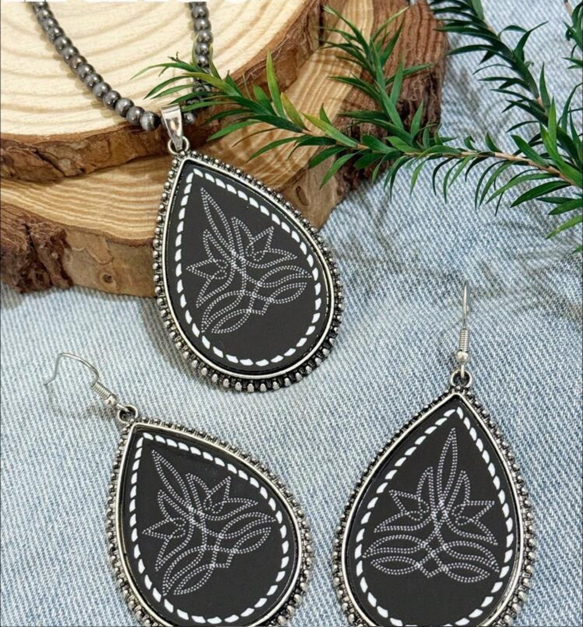 Western Whipstitch Printed Pendant Necklace with Matching Dangle Earrings